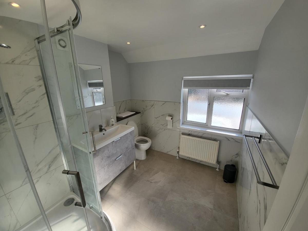 High Spec Large 6 Bedroom House! Kingston upon Thames  Kültér fotó