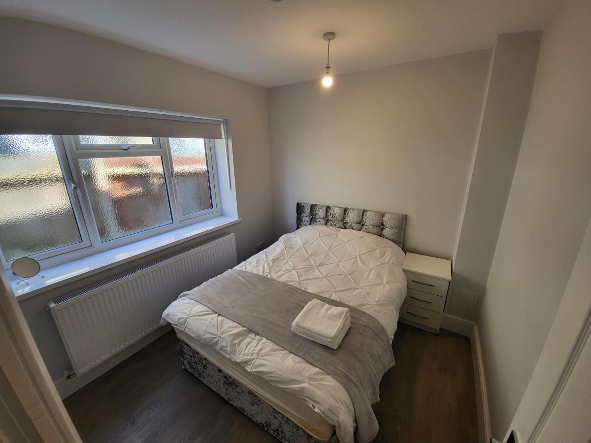 High Spec Large 6 Bedroom House! Kingston upon Thames  Kültér fotó