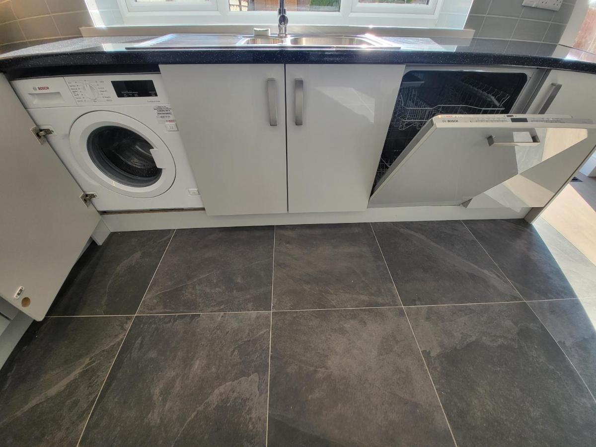 High Spec Large 6 Bedroom House! Kingston upon Thames  Kültér fotó
