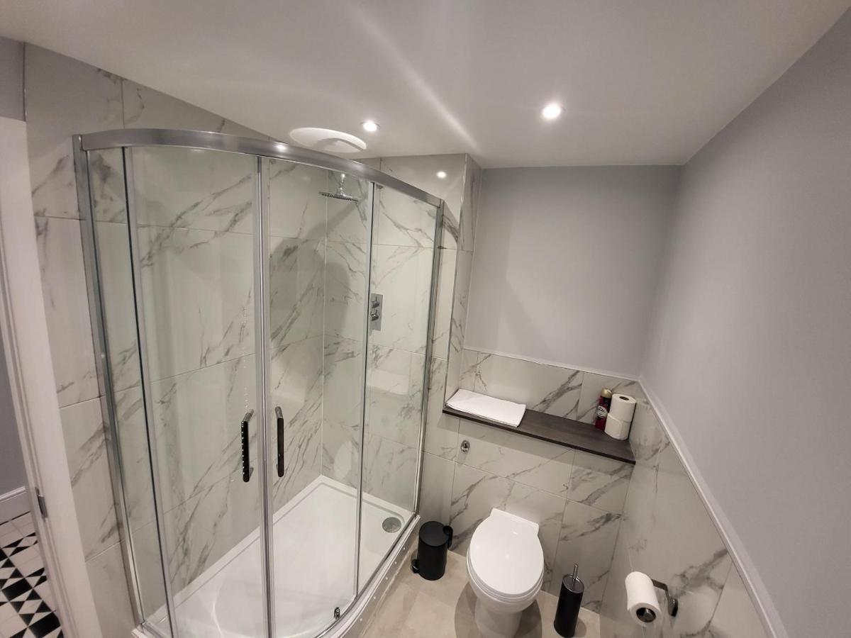 High Spec Large 6 Bedroom House! Kingston upon Thames  Kültér fotó